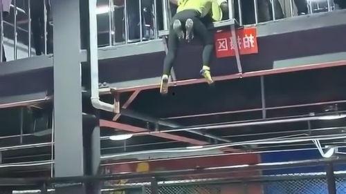 吃瓜精神小伙被打,正义之战一触即发