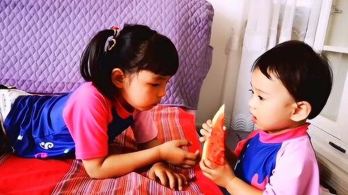 妹妹吃瓜姐姐喝汤,吃瓜妹妹与喝汤姐姐的温馨日常