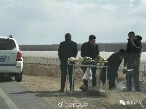 路边吃瓜被撞倒,引发社会安全关注